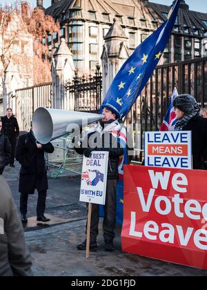 Steve Bray, bemerkte Anti-Brexit-Aktivisten, der jeden Tag vor dem Tor des Repräsentantenhauses (Palace of Westminster), London, United Ki protestiert Stockfoto