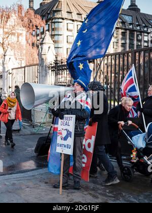 Steve Bray, bemerkte Anti-Brexit-Aktivisten, der jeden Tag vor dem Tor des Repräsentantenhauses (Palace of Westminster), London, United Ki protestiert Stockfoto