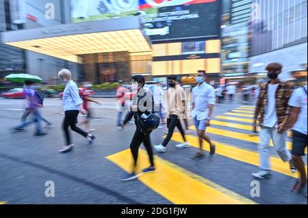 Kuala Lumpur, Malaysia. Dezember 2020. Menschen mit Gesichtsmasken gehen auf einer Straße in Kuala Lumpur, Malaysia, 7. Dezember 2020. Malaysia berichtet 1,600 neue COVID-19 Infektionen, sagte das Gesundheitsministerium am Montag, womit die nationale Summe auf 74,294. Quelle: Chong Voon Chung/Xinhua/Alamy Live News Stockfoto