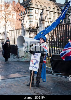 Steve Bray, bemerkte Anti-Brexit-Aktivisten, der jeden Tag vor dem Tor des Repräsentantenhauses (Palace of Westminster), London, United Ki protestiert Stockfoto