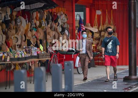 Kuala Lumpur, Malaysia. Dezember 2020. Menschen mit Gesichtsmasken gehen auf einer Straße in Kuala Lumpur, Malaysia, 7. Dezember 2020. Malaysia berichtet 1,600 neue COVID-19 Infektionen, sagte das Gesundheitsministerium am Montag, womit die nationale Summe auf 74,294. Quelle: Chong Voon Chung/Xinhua/Alamy Live News Stockfoto