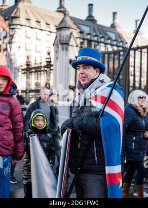 Steve Bray, bemerkte Anti-Brexit-Aktivisten, der jeden Tag vor dem Tor des Repräsentantenhauses (Palace of Westminster), London, United Ki protestiert Stockfoto