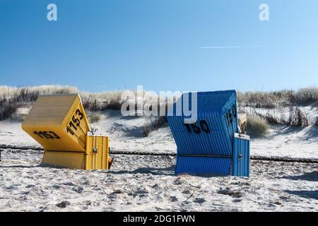 Blaue und gelbe Strandliege Stockfoto