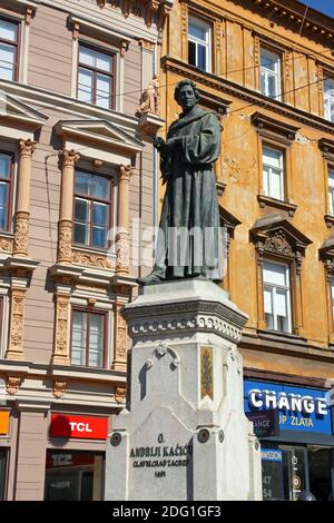 ZAGREB, KROATIEN - 28. JULI 2020: Statue von Andrija Kacic Miosic, kroatischer Dichter und Franziskanermönch, platziert in Mesnicka Straße, Zagreb, Kroatien Stockfoto