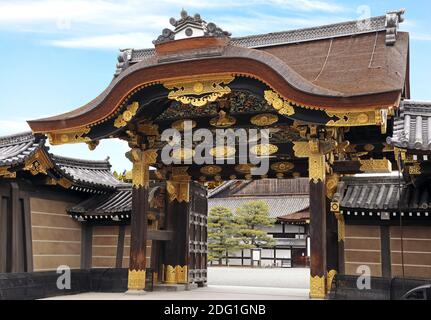 Vorderansicht des dekorierten Eingangs zum Nijo Schloss in Kyoto, Japan Stockfoto