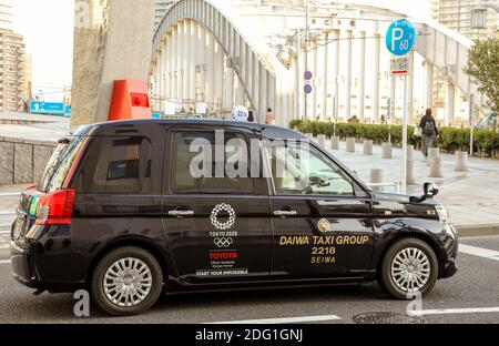 Japanisches Taxi Auto auf der Straße in Tokio, Japan Stockfoto