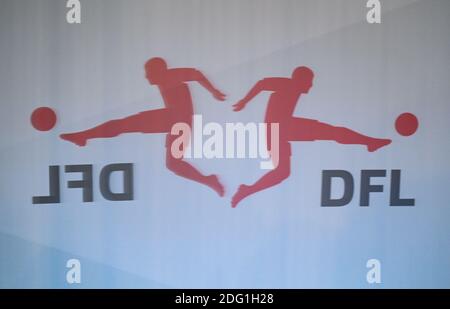 07. Dezember 2020, Hessen, Frankfurt/Main: Das Logo der DFL-Bundesliga spiegelt sich in einem Plexiglas-Panel vor einer Pressekonferenz nach der DFL-Hauptversammlung wider. Die Verteilung des TV-Geldes stand im Mittelpunkt der Hauptversammlung. Die 36 Proficlubs wurden über den neuen Vertriebsschlüssel informiert, mit dem die rund fünf Milliarden Euro aus der Vermarktung von Medienrechten in den Spielzeiten 2021/22 bis 2024/25 vertrieben werden. Foto: Arne Dedert/dpa Stockfoto