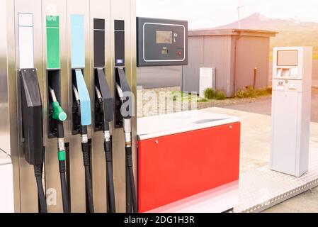 Bunte Düsen in einer verlassenen Tankstelle in den Bergen Stockfoto