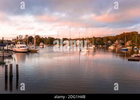 Hafen mit verankerten Yakthen bei Sonnenuntergang im Herbst Stockfoto