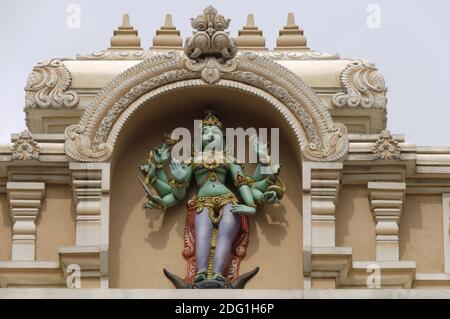 Bunte heilige Figur an der Fassade außerhalb des hindu-Tempels in Malaysia. Stockfoto