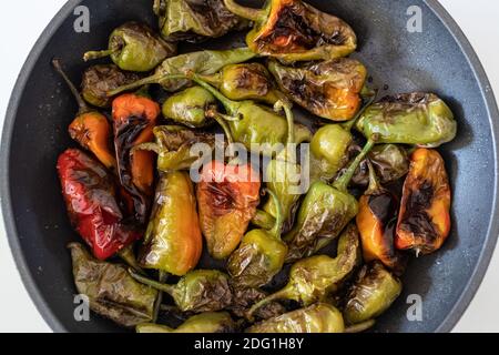 Padron Paprika o Herbon Paprika, typisch spanisches Essen, einige sind sehr scharf Stockfoto