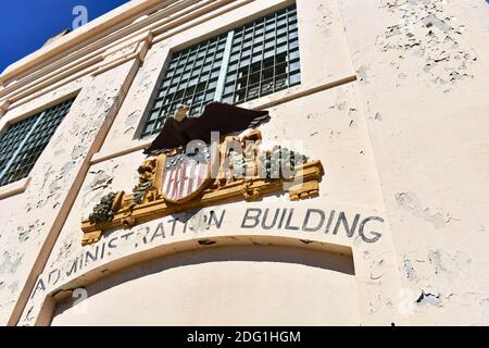 Ein Weißkopfseeadler und Wappen, Wappen, an der Wand außerhalb des Verwaltungsgebäudes und des Zellhauses auf Alcatraz Island, San Fransisco Bay, Kalifornien Stockfoto