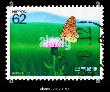 MOSKAU, RUSSLAND - 18. AUGUST 2018: Eine in Japan gedruckte Briefmarke zeigt Fritillary (Schmetterling) auf Thistle, der 1. Serie der Gewinner des Briefmarkenwettbewerbs, CI Stockfoto