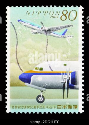 MOSKAU, RUSSLAND - 18. AUGUST 2018: Eine in Japan gedruckte Briefmarke zeigt Propeller Plane & Jet Plane, 50. Jahrestag der Civil Aviation Serie, um 2002 Stockfoto