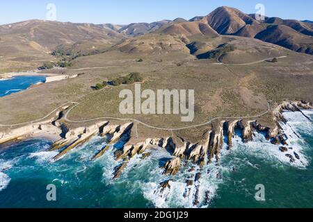 Der Pazifik wäscht sich gegen die malerische Küste von Zentralkalifornien in Morro Bay. Diese Küstenregion ist bekannt für ihre schönen Küstenlinien. Stockfoto