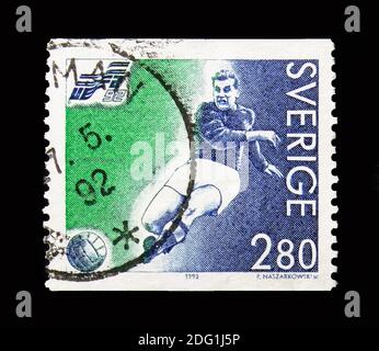 MOSKAU, RUSSLAND - 18. AUGUST 2018: Eine in Schweden gedruckte Briefmarke zeigt Gunnar Nordahl (Schweden), Fußball-Europameisterschaft, Schweden Serie, um 1992 Stockfoto