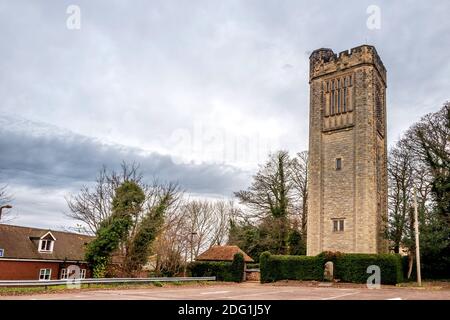 East Grinstead, 2. Dezember 2020: Der alte Wasserturm, jetzt in Gehäuse umgewandelt Stockfoto