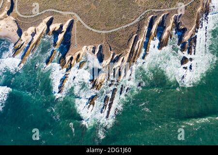 Der Pazifik wäscht sich gegen die malerische Küste von Zentralkalifornien in Morro Bay. Diese Küstenregion ist bekannt für ihre schönen Küstenlinien. Stockfoto