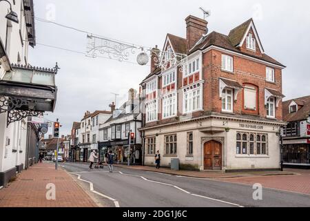 East Grinstead, 2. Dezember 2020: Das Old Bank Cafe auf der High Street Stockfoto