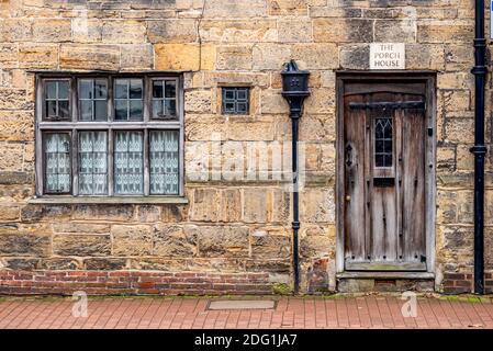 East Grinstead, 2. Dezember 2020: Das Porch House auf der High Street Stockfoto