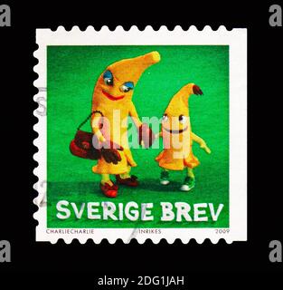 MOSKAU, RUSSLAND - 18. AUGUST 2018: Eine in Schweden gedruckte Briefmarke zeigt Bananas, Tonfiguren Serie, um 2009 Stockfoto