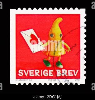 MOSKAU, RUSSLAND - 18. AUGUST 2018: Eine in Schweden gedruckte Briefmarke zeigt Bananas, Tonfiguren Serie, um 2009 Stockfoto