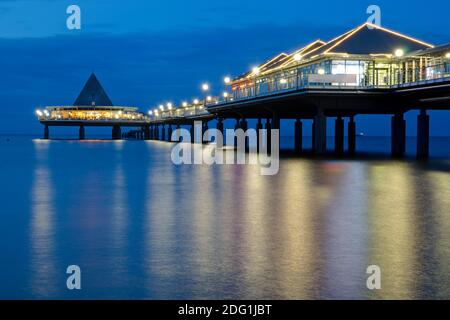 Ein Pier auf der Insel Usedom nach Sonnenuntergang Stockfoto