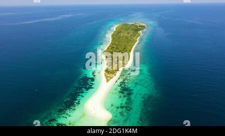Luftdrohne von Sandstrand auf einer tropischen Insel. Kleine Insel Santa Cruz. Zamboanga, Mindanao, Philippinen. Stockfoto
