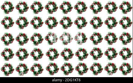 Dekorativer Weihnachtskranz aus Kiefernzweigen mit roten Beeren und mit Schnee bedeckten Tannenzapfen gewebt. Nahtloses Muster. Isoliert auf weißem Hintergrund. Stockfoto