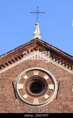 Am Anfang einer mittelalterlichen Kirche Kreuz Stockfoto