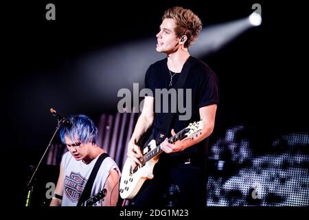 Luke Hemmings von der australischen Pop-Rock-Band 5 Seconds of Summer tritt live bei der „Rock Out with Your Socks Out Tour“ im Pala Alpitour in Turin auf Stockfoto