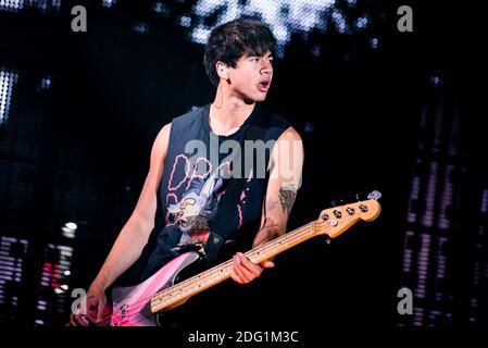 Calum Hood, von der australischen Pop-Rock Band 5 Seconds of Summer, die live bei der „Rock Out with Your Socks Out Tour“ im Pala Alpitour in Turin, Italien, auftrat Stockfoto