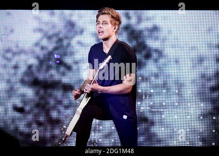 Luke Hemmings von der australischen Pop-Rock-Band 5 Seconds of Summer tritt live bei der „Rock Out with Your Socks Out Tour“ im Pala Alpitour in Turin auf Stockfoto