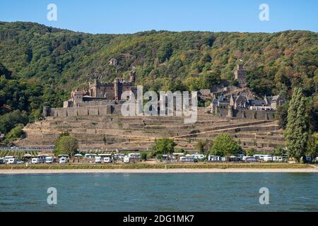 Campingplatz vor Schloss Reichenstein in Trechtingshausen an der Rhein Stockfoto