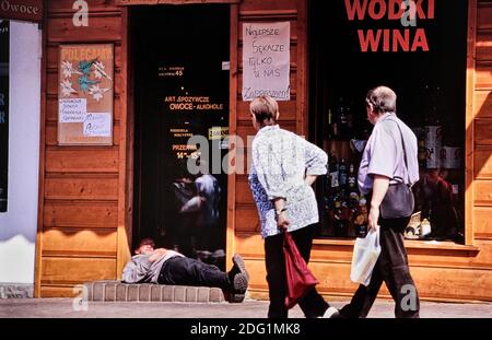 Ein betrunkener Mann, der in der Tür eines Wodka-Ladens schläft. Zakopane. Polen. Stockfoto