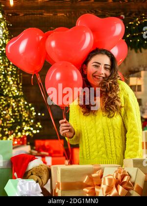Dekorative Herzen. Liebe und Freude. Glückliche Frau an weihnachten Geschenk-Box und Geschenke. februar 14 Lieblings-Winterurlaub. Überraschung mit Liebe. Glücklich Valentinstag. Mädchen bekam Herzballon von valentine. Stockfoto