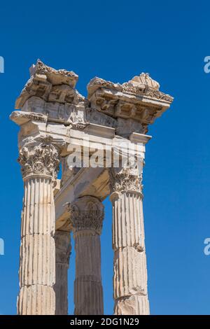 Ruinen des alten Pergamon oberhalb von Bergama, Provinz Izmir, Türkei. Korinthische Säulen des Tempels von Trajan, im 2. Jahrhundert n. Chr. abgeschlossen. Die Ruine Stockfoto