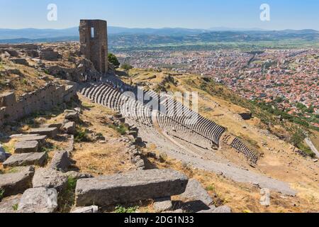 Ruinen des alten Pergamon oberhalb von Bergama, Provinz Izmir, Türkei. Das Theater. Auch bekannt als Pergamon oder Pergamos. Die Ruinen sind ein UNESCO World Heri Stockfoto