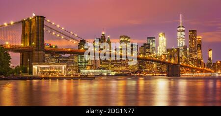 New York Brooklyn Bridge Sonnenuntergang, East River, Panorama, Lower Manhattan Skyline, New York Skyline bei Nacht, New York City, Vereinigte Staaten von Amerika USA Stockfoto