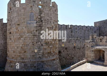 Ein Blick auf die alten Mauern der Altstadt von Rhodos auf der griechischen Insel Rhodos. Stockfoto