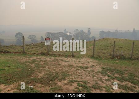 Buschfeuerrauch über der Landschaft von East Gippsland, Victoria, Australien Stockfoto