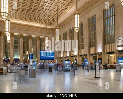 Innenraum des 30th Street Railway Station mit verschwommenen Passagierreisenden, Philadelphia, USA