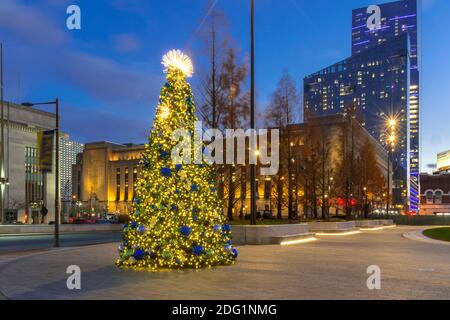 Großer Weihnachtsbaum im Freien in der Nähe der 30th Street Station, Philadelphia, USA Stockfoto