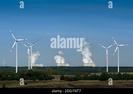 Windturbinen vor einem Kohlekraftwerk Stockfoto