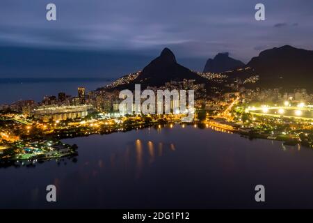 Elite Lagoa Bezirk in Rio de Janeiro. Nachtansicht von Drohne. Stockfoto