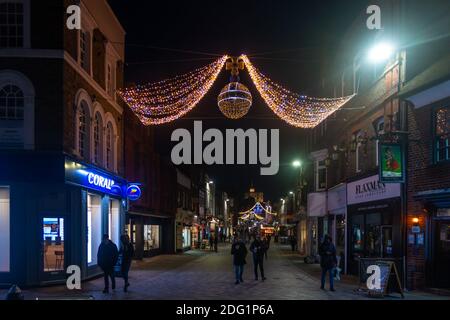 Weihnachtsdekorationen hängen an der Peascod Street in Windsor, Großbritannien. Schloss Windsor kann in der Ferne gesehen werden. Es ist relativ ruhig wegen Coronavirus Stockfoto