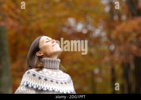 Frau mittleren Alters atmen tiefe frische Luft in einem stehen Wald im Herbst Stockfoto