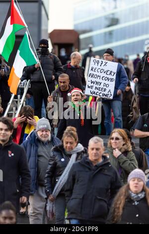 Anti-Lockdown-Protest in Stratford, London, 5. Dezember 2020. Eine Menge Protestler marschieren die Treppe hinunter. Stockfoto