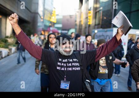 Anti-Lockdown-Protest in Stratford, London, 5. Dezember 2020. Ein Protestler hebt die Arme. Stockfoto