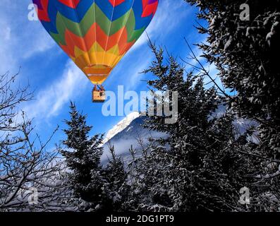 Berg im Winter und Ballon Stockfoto